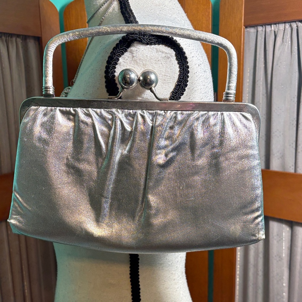 Chic Silver Vintage Handled Kiss lock Clutch